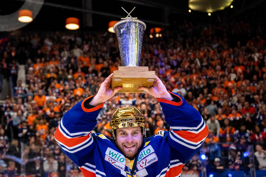 Växjös målvakt Adam Åhman jublar med LeMat pokalen