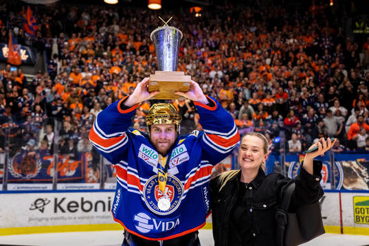 Växjös målvakt Adam Åhman med sällskap jublar med