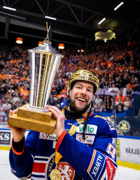 Växjös Robert Rosén jublar med LeMat pokalen