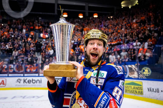 Växjös Robert Rosén jublar med LeMat pokalen