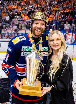 Växjös Brian Cooper med sällskap jublar med LeMat pokalen