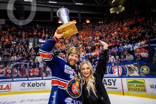 Växjös Brian Cooper med sällskap jublar med LeMat pokalen