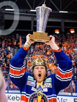 Växjös Joachim Blichfeld jublar med LeMat pokalen