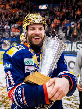 Växjös Brian Cooper jublar med LeMat pokalen