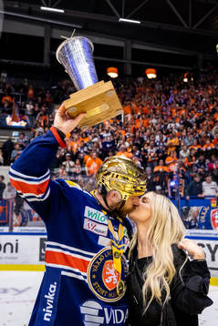 Växjös Brian Cooper med sällskap jublar med LeMat pokalen