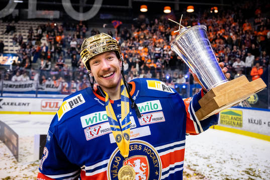 Växjös målvakt Emil Larmi jublar med LeMat pokalen