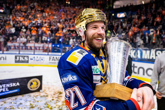 Växjös Brian Cooper jublar med LeMat pokalen