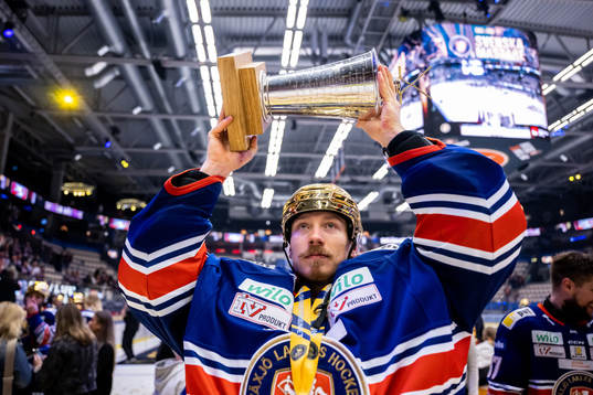 Växjös målvakt Emil Larmi jublar med LeMat pokalen
