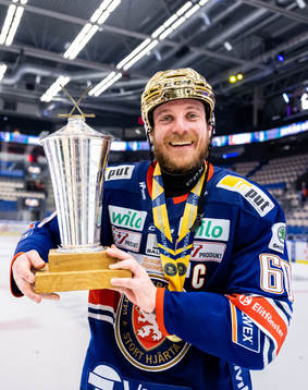 Växjös Erik Josefsson jublar med LeMat pokalen