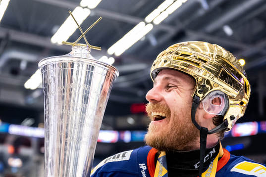 Växjös Erik Josefsson jublar med LeMat pokalen