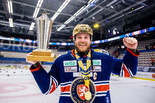 Växjös Erik Josefsson jublar med LeMat pokalen