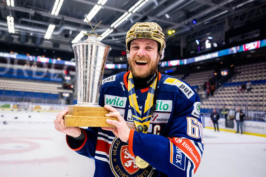 Växjös Erik Josefsson jublar med LeMat pokalen