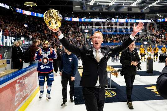 Växjös tränare Jörgen Jönsson jublar