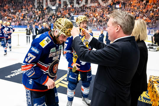 Växjös Glenn Gustafsson får sin guldmedalj av Anders