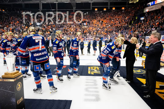 Växjös spelare får sina guldmedaljer av Anders Larsson,