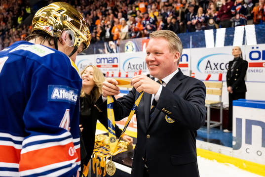 Växjös spelare får sina guldmedaljer av Anders Larsson,