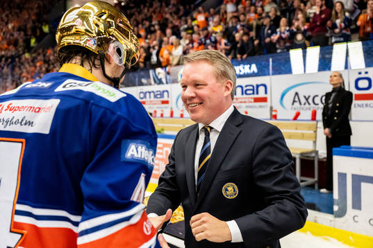 Växjös spelare får sina guldmedaljer av Anders Larsson,