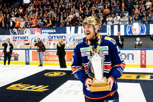 Växjös Erik Josefsson jublar med LeMat pokalen