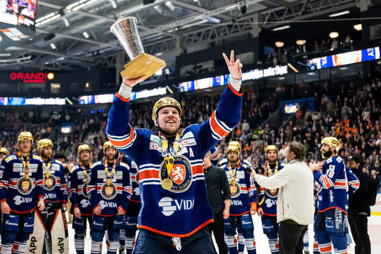 Växjös Joel Persson jublar med LeMat pokalen