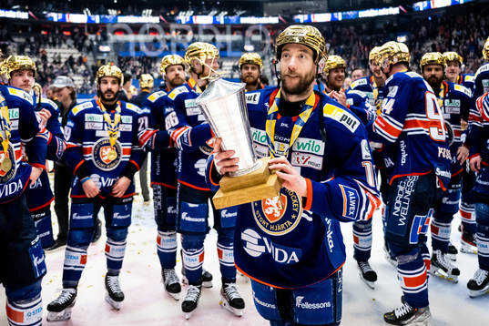 Växjös Dan Sexton jublar med LeMat pokalen