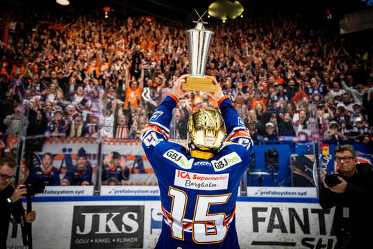 Växjös Dan Sexton jublar med LeMat pokalen