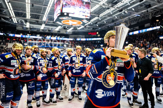 Växjös Miika Koivisto jublar med LeMat pokalen