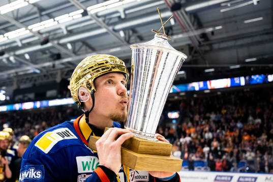 Växjös Miika Koivisto jublar med LeMat pokalen