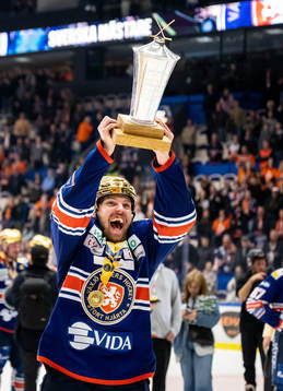 Växjös Manuel Ågren jublar med LeMat pokalen
