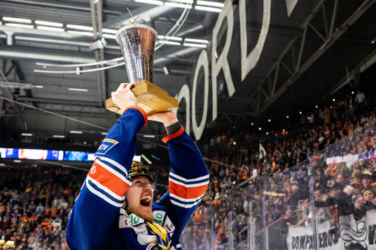 Växjös Hugo Gustafsson jublar med LeMat pokalen