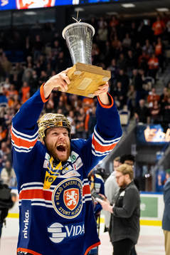 Växjös Ludvig Claesson jublar med LeMat pokalen