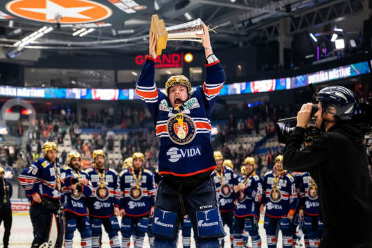 Växjös Victor Stjernborg jublar med LeMat pokalen