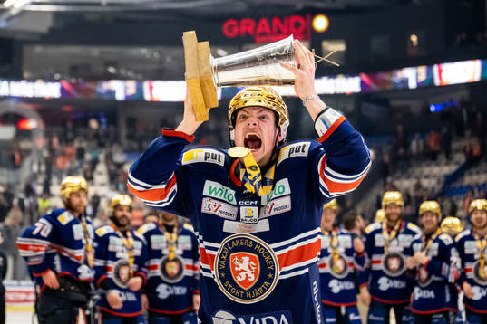 Växjös Victor Stjernborg jublar med LeMat pokalen