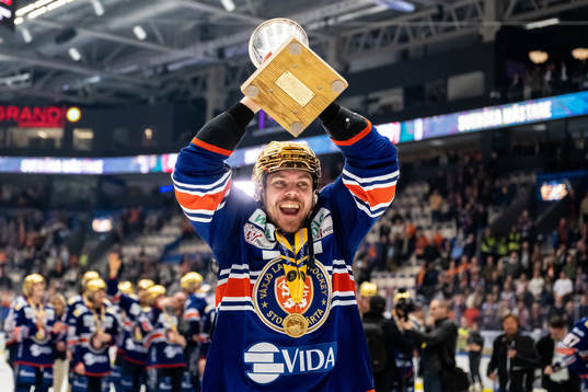 Växjös Joel Kellman jublar med LeMat pokalen