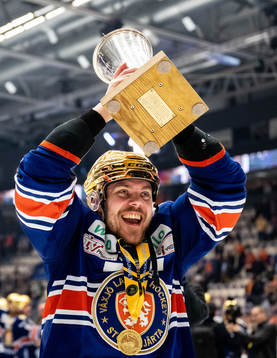 Växjös Joel Kellman jublar med LeMat pokalen