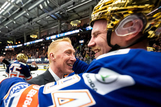 Växjös tränare Jörgen Jönsson och Joel Persson jublar