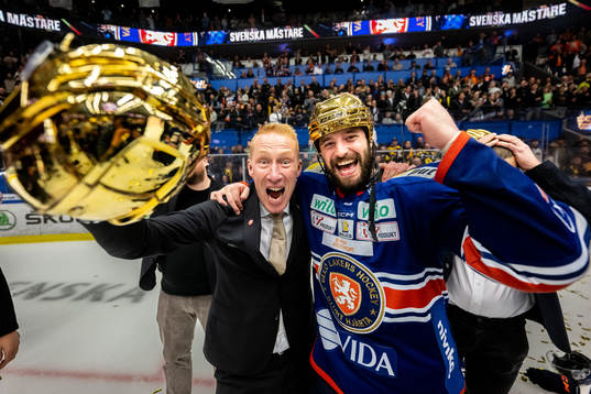 Växjös tränare Jörgen Jönsson och Tobias Rieder jublar