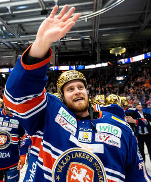 Växjös målvakt Adam Åhman jublar