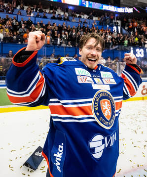 Växjös målvakt Emil Larmi jublar