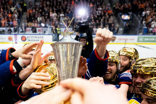 Växjös spelare jublar med LeMat pokalen