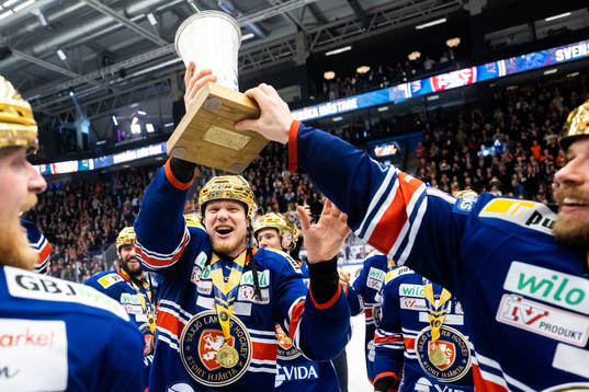Växjös Ludvig Nilsson jublar med LeMat pokalen