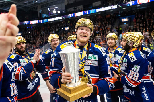 Växjös Ludvig Nilsson jublar med LeMat pokalen