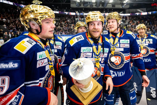 Växjös Erik Josefsson jublar med LeMat pokalen