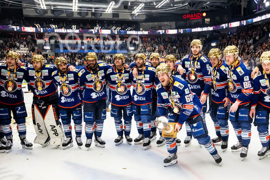 Växjös Erik Josefsson jublar med LeMat pokalen