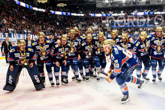 Växjös Erik Josefsson jublar med LeMat pokalen
