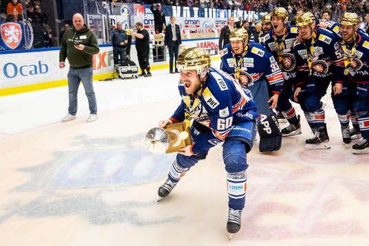 Växjös Erik Josefsson jublar med LeMat pokalen