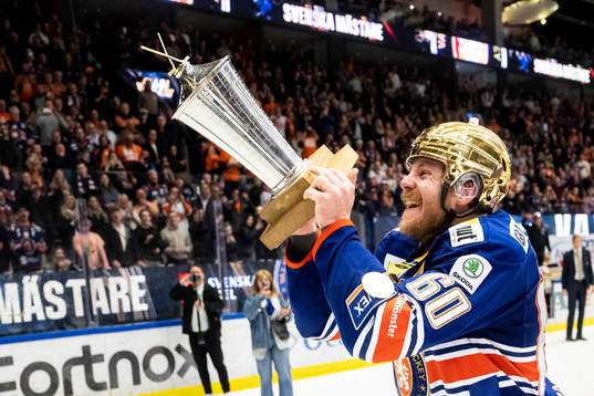 Växjös Erik Josefsson jublar med LeMat pokalen