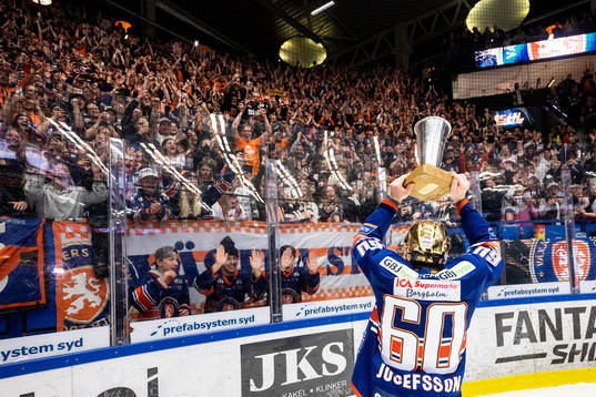 Växjös Erik Josefsson jublar med LeMat pokalen