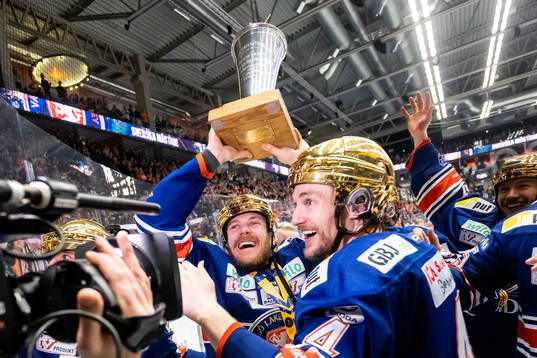 Växjös Erik Josefsson och Keegan Lowe jublar med LeMat