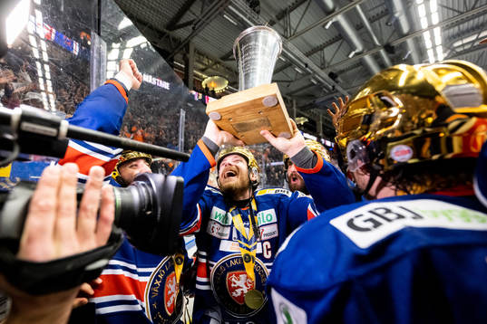 Växjös Erik Josefsson jublar med LeMat pokalen