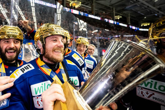 Växjös Erik Josefsson jublar med LeMat pokalen